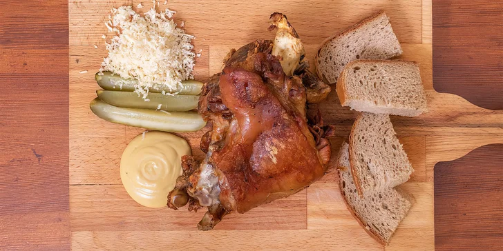 Kilové pečené vepřové koleno s pečivem, hořčicí a křenem v restauraci Pilsner Urquell