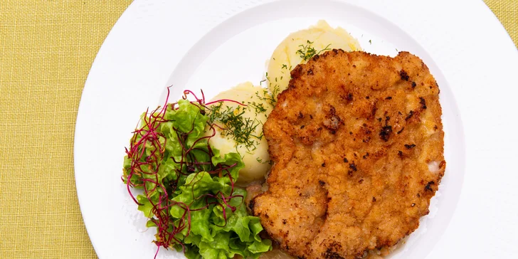 Do hotelové restaurace si můžete zajít i mimo snídaňové menu.