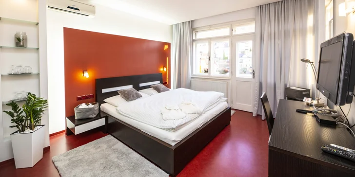 Zabydlíte se v příjemném dvoulůžkovém pokoji nebo apartmánu (na fotce apartmán).