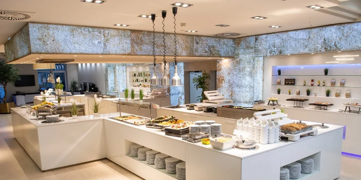Raňajky a večere sa podávajú formou bufetu v reštaurácii Olive Garden.
