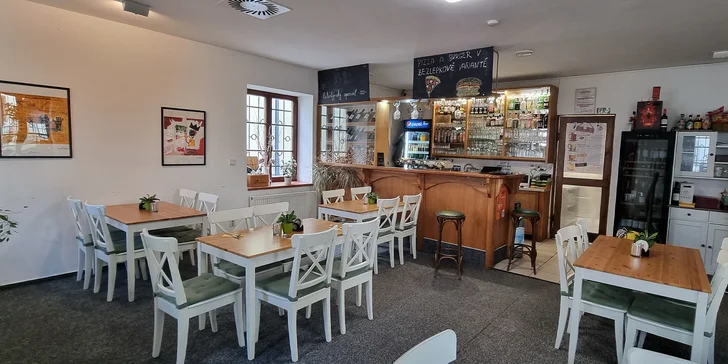 Menší a největší varianty si vyberete z trojice burger s hovězím, čedarem a cibulovými kroužky; burger s hovězím ve stylu Mexika; varianta s hovězím, uzeným sýrem a vypečenou slaninou. 