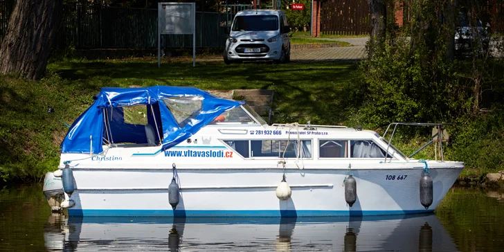 V případě nepřízně počasí se na loď nasadí plachta a pluje se dál... :-)