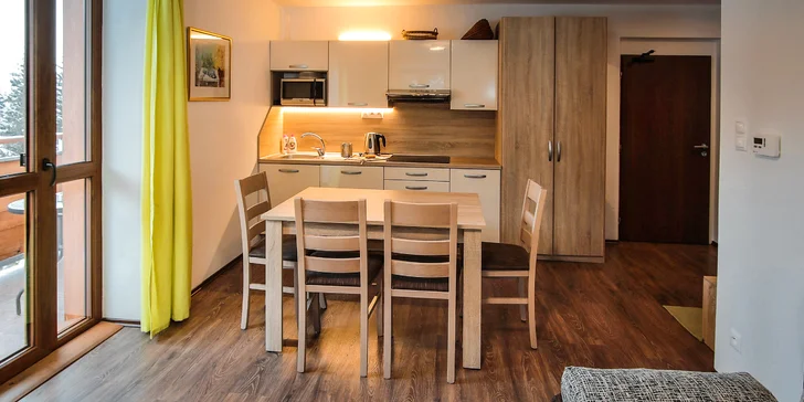 Kochať sa na vrcholky okolitých kopcov môžete z moderne zariadených apartmánov, ktoré ubytujú až 5 osôb (na fotke apartmán 4).