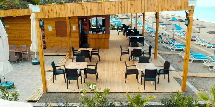  Zapojte se do lekcí aqua aerobiku nebo si zahrajte plážový volejbal a šipky. 