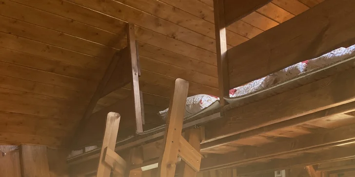 K dispozici je tu manželská postel a další dvě lůžka v podkrovním patře.