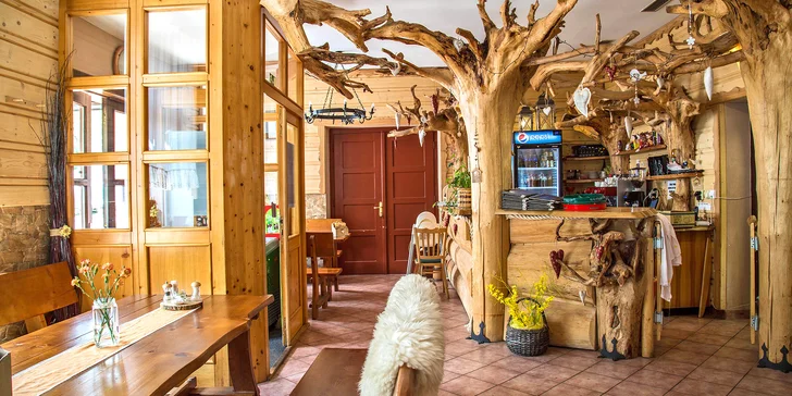 Zdejší restaurace je zařízena ve stylu tradiční beskydské salaše.