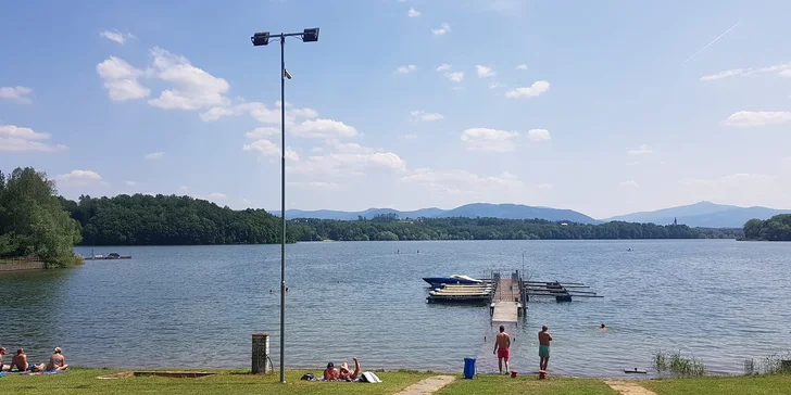 K loďce se dostanete po dřevěném molu.