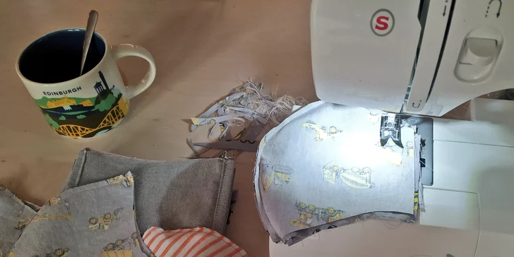 Cena roušek se pohybuje od 20 do 75 Kč podle materiálu a náročnosti šití. 