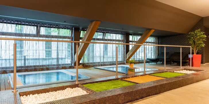 Wellness centrum tvorí sasha sauna, ktorá sa skladá zo suchej sauny a parnej sauny. Zrelaxovať sa môžete aj v dvoch vírivkách 