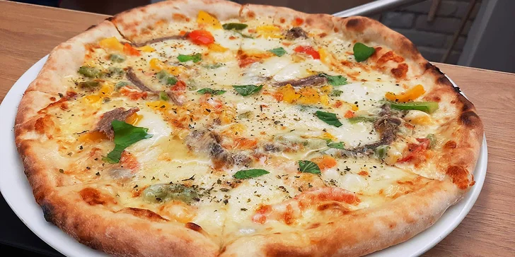 Italská restaurace s letní zahrádkou: pizza dle výběru v ceně 223-258 Kč pro 1 až 2 osoby