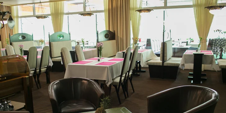 V restauraci si dáte snídaně a večeře. 