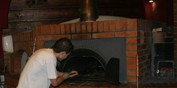 119 Kč za DVĚ pizzy dle výběru. Italská specialita na 10 způsobů, připravováno na dřevě v peci. Vyrazte do pohádkového Jičína!