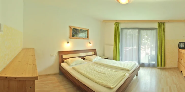 Některé pokoje mají balkon.