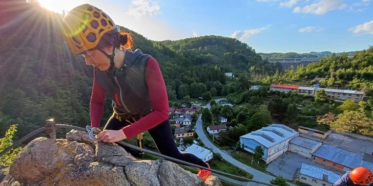 Nejprve vás vybaví kompletním setem (přilba, sedák a ferratová brzda), se kterým vás seznámí. 