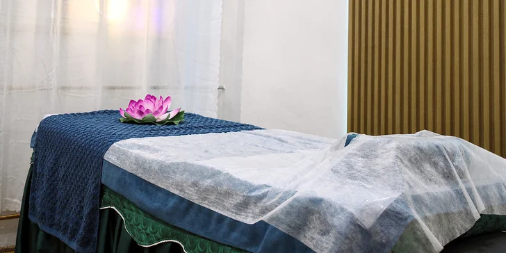 Salon se nachází cca 40 metrů od zastávky Koh-i-noor.