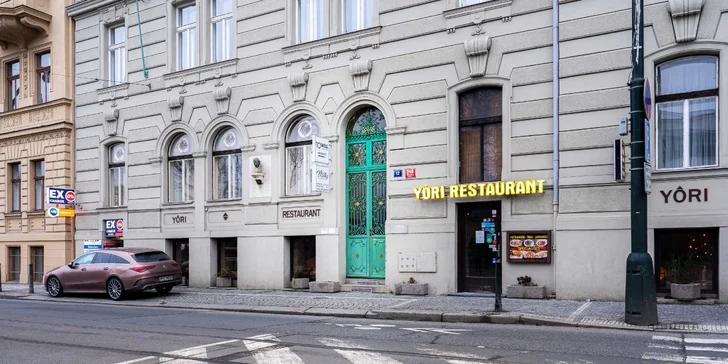 Salon se nachází v centru města přímo na Masarykově nábřeží, mezi Tančícím domem a Národním divadlem