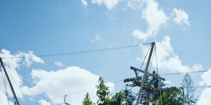 Bungee trampolína je zábava, vďaka ktorej vyskočíte vyššie než na bežnej trampolíne.