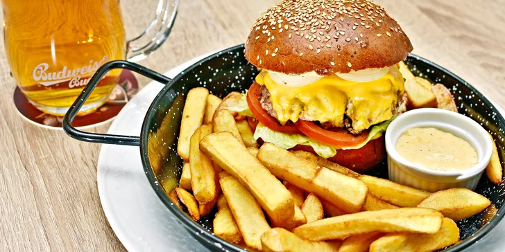 Burger z českého skotu, hranolky, majonéza i pivo Budvar pro 1–2 osoby