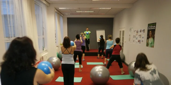 10 lekcí cvičení spojených s tvarováním postavy včetně lahodného proteinového nápoje + dárek navíc