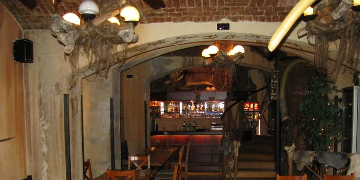 Dva luxusní 200g bifteky z argentinské svíčkové s libovolnou přílohou a salátem Coleslaw. Šťavnaté masíčko v nově otevřeném Steak House T-Bones.