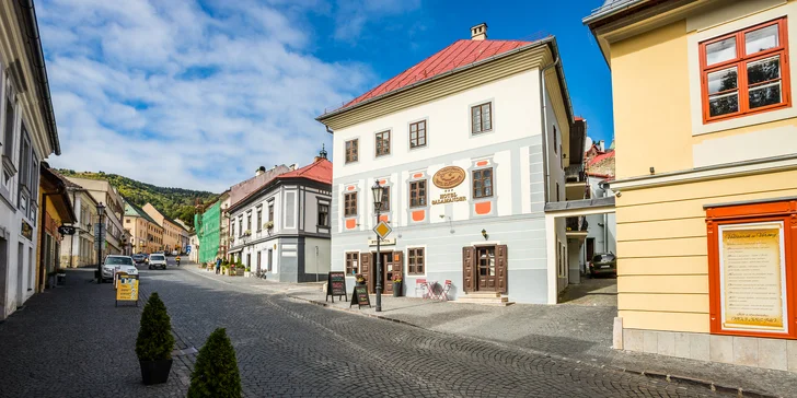 Moderně zařízená budova vítá páry i celé rodiny.