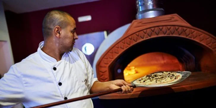Pizzu tu pečou v peci s lávovými kameny zvané Etna. 