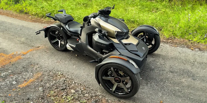 Tříkolka se velmi snadno řídí, díky automatické převodovce se neobtěžujete s řazením a jediná nožní brzda sama přerozděluje brzdný efekt na všechna 3 kola.