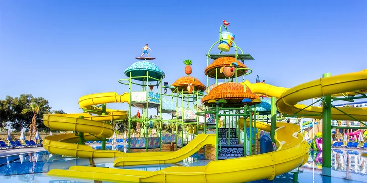 V resortu na vás čeká hned 8 barů a 3 restaurace, boží aquaparky pro malé i velké a prvotřídní wellness centrum.
