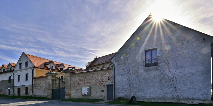  Na výlet to nebudete mít daleko například do Mělníka, kde nezapomeňte ochutnat plody místních vinic, nebo na Kokořínsko. 
