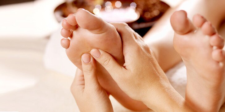 Uvolňující relaxační masáž plosek nohou, nártů a kotníků teplým olejem