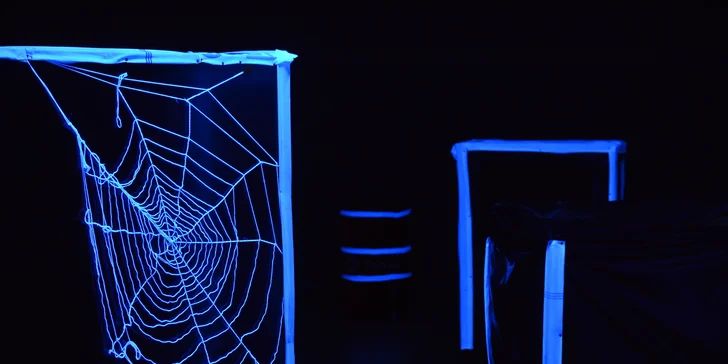 Počas hry svietia UV lampy a do uší vám duní adrenalínová hudba
