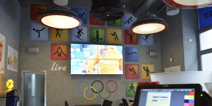 2× corndog s hranolky a 3 piva s olympijskou projekcí
