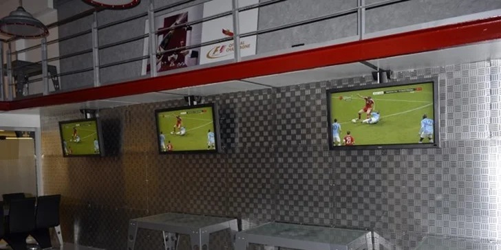 2× corndog s hranolky a 3 piva s olympijskou projekcí