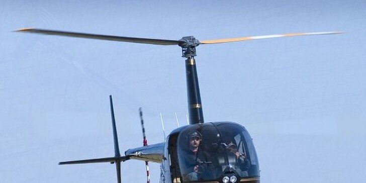 Let vrtulníkem nad krásným hradem Karlštejn