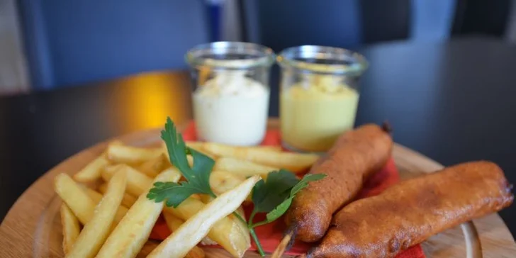 2× corndog s hranolky a 3 piva s olympijskou projekcí