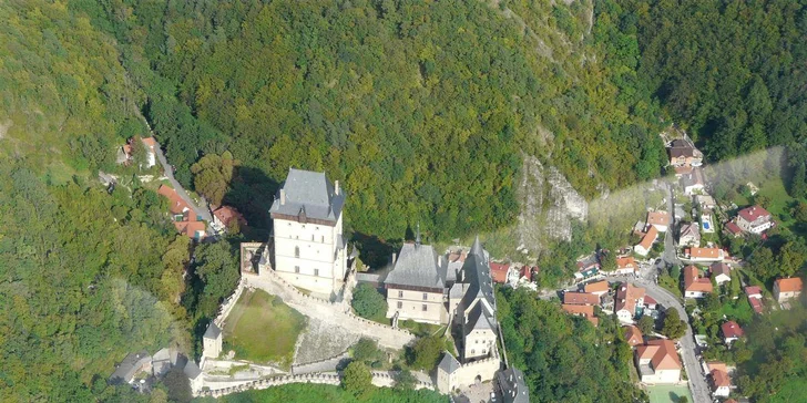 Let vrtulníkem nad krásným hradem Karlštejn