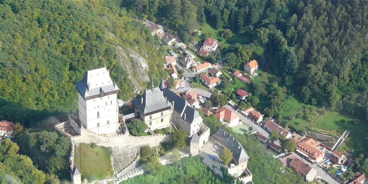 Let vrtulníkem nad krásným hradem Karlštejn