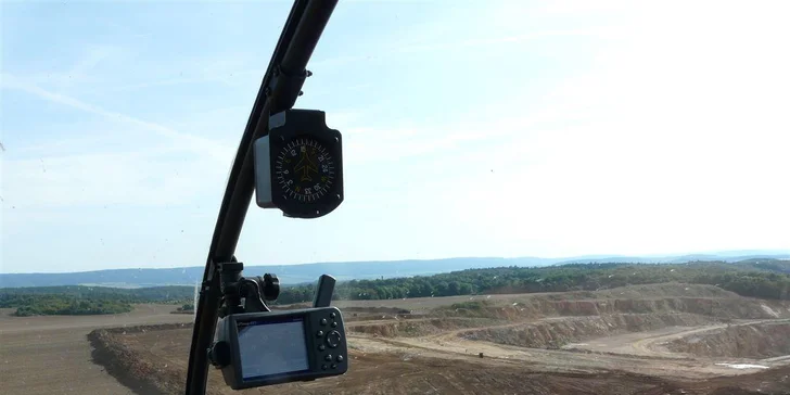 Let vrtulníkem nad krásným hradem Karlštejn