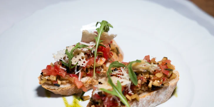 Jako předkrm se podává bruschetta s rajčaty a lilkem.