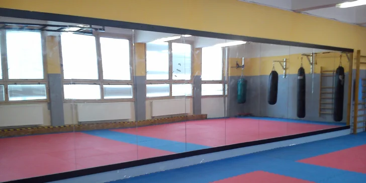 Kurzy probíhají v hudebním klubu MC Fabrika.