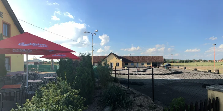 Ze zahrádky restaurace je výhled na dráhu, maminky tak mají tatínky pod kontrolou.