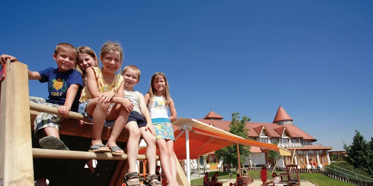 V hotelovom areáli sa nachádza viacero detský ihrísk a pieskovísk