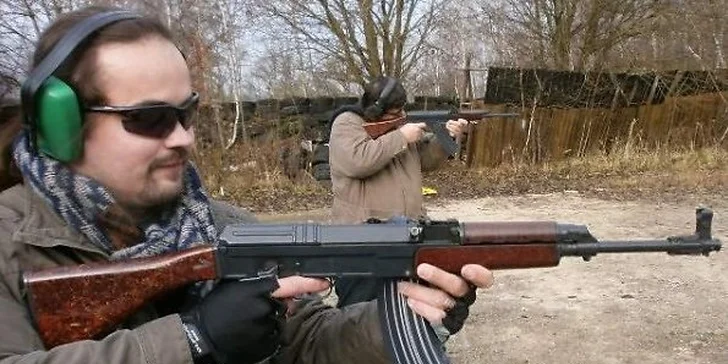 Střelba ze zbraní na profesionální střelnici