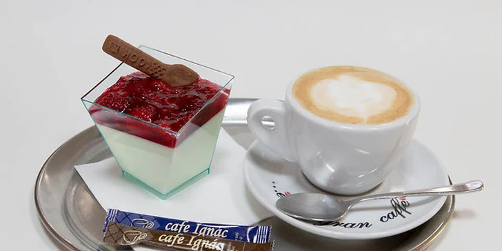 Cappuccino a malinová PannaCotta