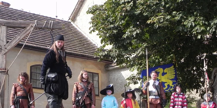 Rodinný výlet na Pohádkový hrad a zámek Staré Hrady u Jičína pro 2 dospělé a 2 děti. Objevte kouzelný svět skřítků a draků či vyrazte na Valdštejnské slavnosti vína.
