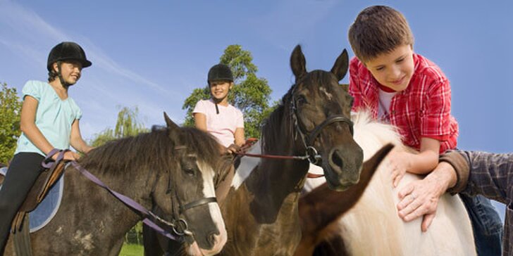 Vyjížďky na koni přírodou či procházky s poníkem pro nejmenší. Romantika v sedle pro dospělé i děti.