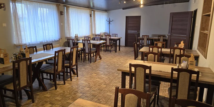 Milá obsluha vám na stůl dopraví prkno, na kterém si bude hovět celé vepřové koleno, které tu pečou 36 hod. 