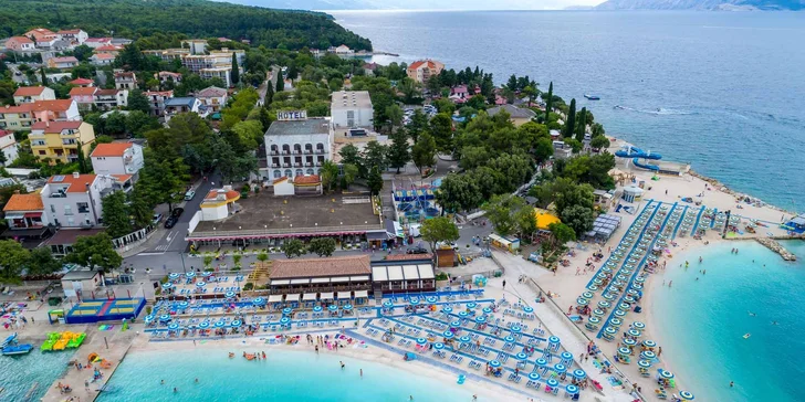Přímo u Pavilionu Slaven najdete potápěčské centrum, půjčovnu paddleboardů, možnost vodních skútrů nebo parasailing. 