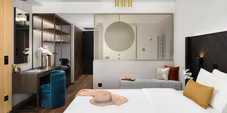 Mezi základní vybavení pokojů patří klimatizace s možností samočinného ovládání, minibar, kávovar s každodenní bezplatnou kávou a čajem, televize, balíček koupelnových doplňků Adrienne Feller, fén, župan a pantofle.