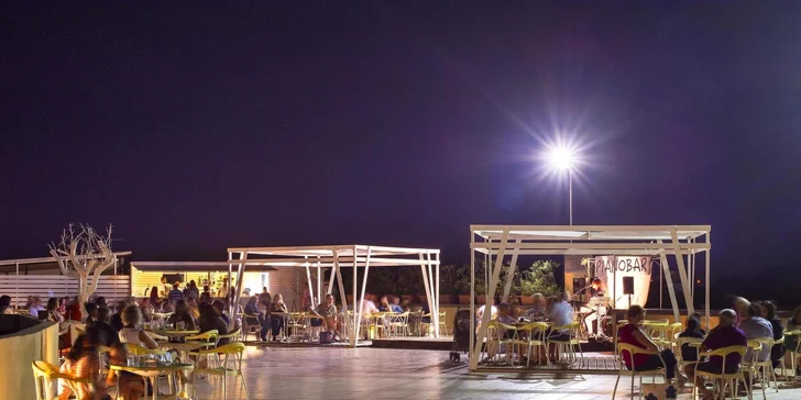 Resort žije denními i večerními animačními programy, amfiteátr hostí profesionální show a pro ty, kteří chtějí poznat okolí, je k dispozici shuttle bus do historických Syrakus.

